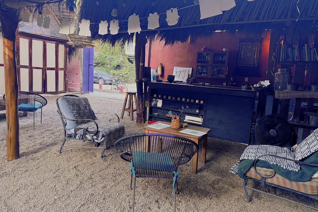 El estar reception with chairs and table